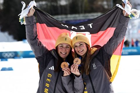 Coletta Rydzek (l) und Laura Gimmler haben die erste Medaille für die deutschen Langläuferinnen bei diesen Winterspielen gewonne