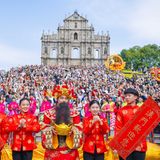 Ein als «Gott des Reichtums» (M) verkleideter Darsteller grüßt die Menge während der Feierlichkeiten zum Frühlingsfes