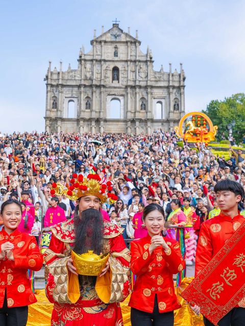 Ein als «Gott des Reichtums» (M) verkleideter Darsteller grüßt die Menge während der Feierlichkeiten zum Frühlingsfes