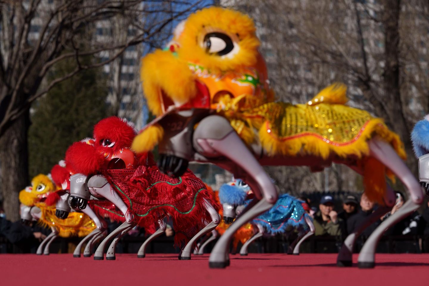 An anderer Stelle werden die Traditionen in die Gegenwart geholt: Hier treten vierbeinige Roboter mit einem Löwenkopf während des zweiten Tages des Mondneujahrsfestes auf einem Tempelmarkt auf.