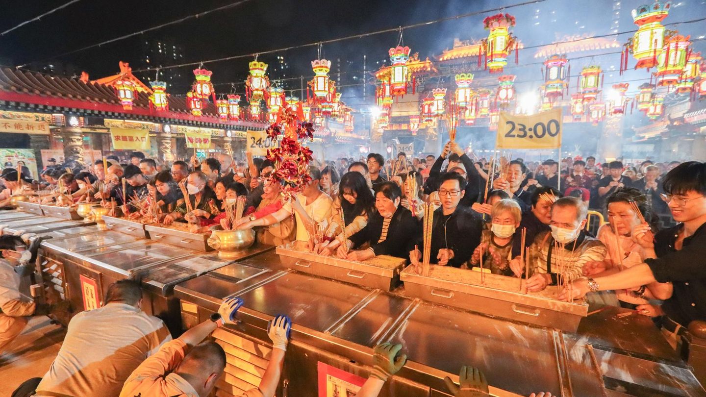Die Feierlichkeiten werden bei weitem nicht nur in China zelebriert. Dieses Foto zeigt Gläubige in Hongkong, die im Wong-Tai-Sin-Tempel Weihrauch abbrennen, um das Jahr des Feuerpferdes zu begrüßen. Der erste Tag des neuen Jahres beginnt mit dem Neumond und endet mit dem Vollmond. Nach dem insgesamt 16-tägigen Frühlingsfest enden die Feiertage dann mit dem Laternenfest.