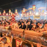 Die Feierlichkeiten werden bei weitem nicht nur in China zelebriert. Dieses Foto zeigt Gläubige in Hongkong, die im Wong-Tai-Sin-Tempel Weihrauch abbrennen, um das Jahr des Feuerpferdes zu begrüßen. Der erste Tag des neuen Jahres beginnt mit dem Neumond und endet mit dem Vollmond. Nach dem insgesamt 16-tägigen Frühlingsfest enden die Feiertage dann mit dem Laternenfest.