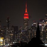 Auch andere Länder zelebrieren den für viele Menschen besonderen Tag. In New York lebt die größte chinesische Community außerhalb Asiens. Dort wird das Empire State Building zur Feier des Neujahrs rot beleuchtet.