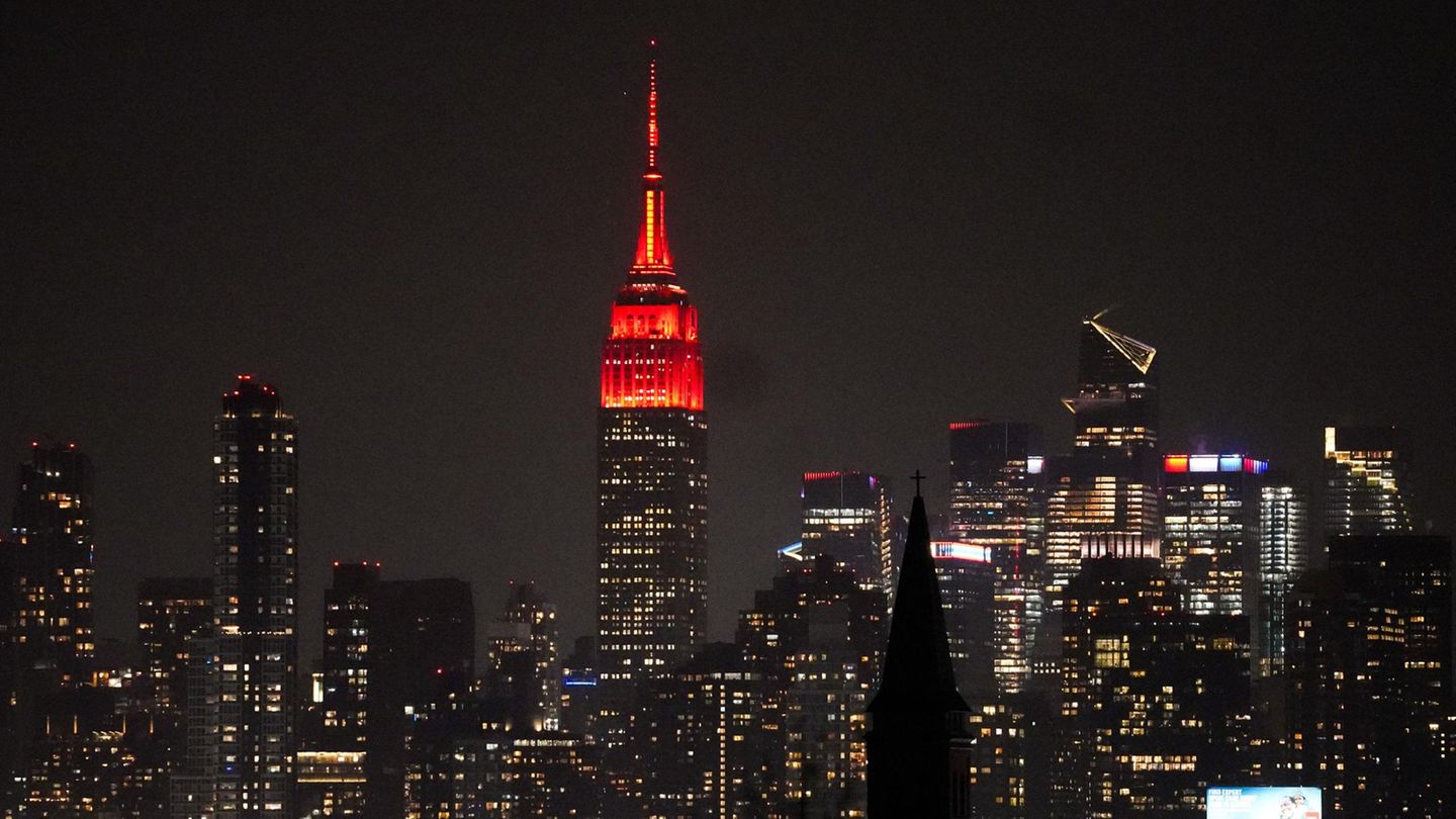 Auch andere Länder zelebrieren den für viele Menschen besonderen Tag. In New York lebt die größte chinesische Community außerhalb Asiens. Dort wird das Empire State Building zur Feier des Neujahrs rot beleuchtet.