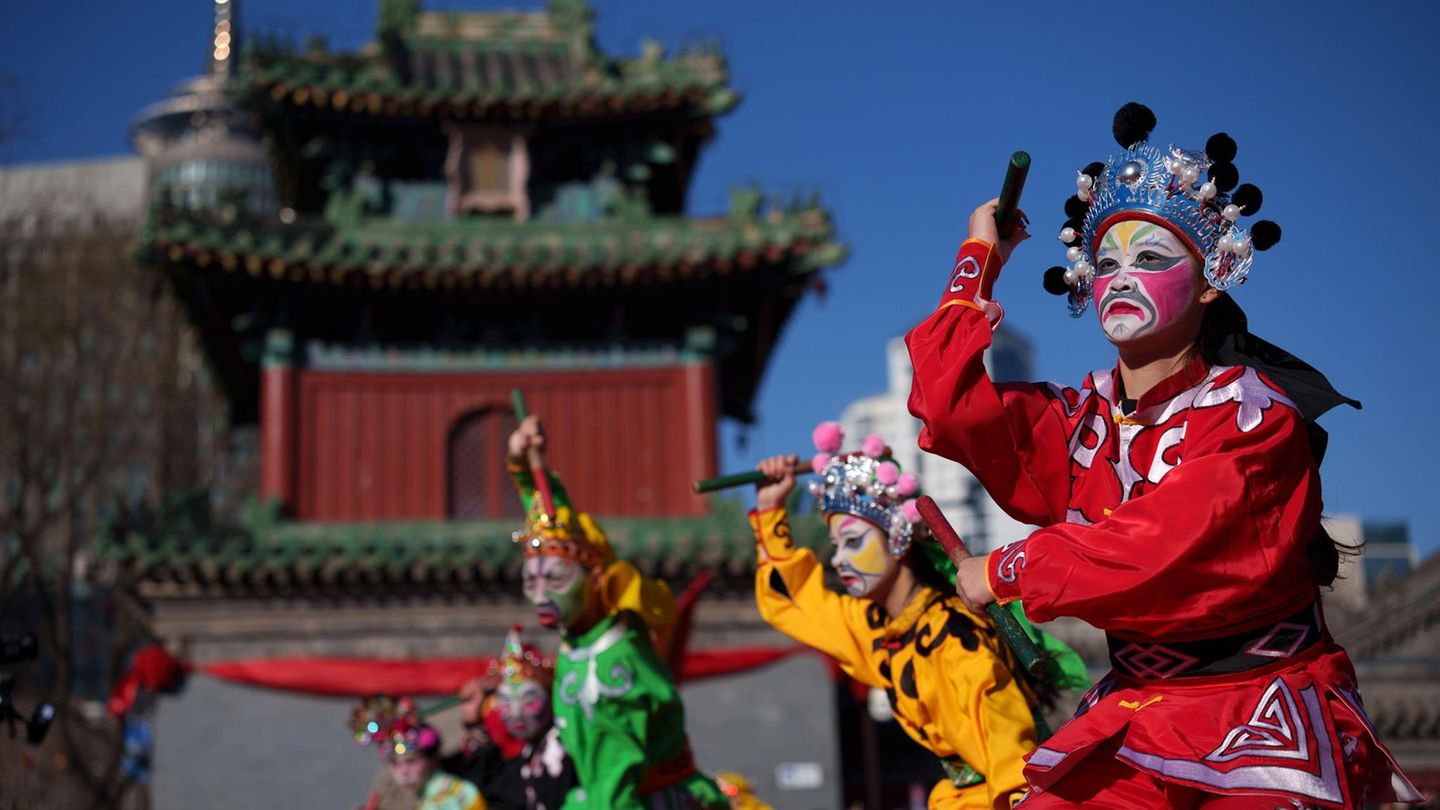 Mondneujahr fand in diesem Jahr am 17. Februar statt. Es ist einer der größten Feiertage im asiatischen Raum und darüber hinaus. In der chinesischen Hauptstadt Peking finden an vielen Orten Shows statt. Hier führen Tänzerinnen und Tänzer zur Feier des Tages den Yingge-Tanz auf, einen traditionellen Volkstanz aus Südchina.