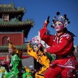 Mondneujahr fand in diesem Jahr am 17. Februar statt. Es ist einer der größten Feiertage im asiatischen Raum und darüber hinaus. In der chinesischen Hauptstadt Peking finden an vielen Orten Shows statt. Hier führen Tänzerinnen und Tänzer zur Feier des Tages den Yingge-Tanz auf, einen traditionellen Volkstanz aus Südchina.