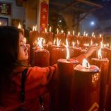Diese Frau zündet rote Kerzen in einem indonesischen Tempel in West-Java an. Bei den Feierlichkeiten spielt Rot eine große Rolle. Traditionell soll die Farbe Glück bringen, während Schwarz und Weiß mit Trauer assoziiert werden. Auch deshalb wird an den Feiertagen von vielen rote Kleidung getragen. 