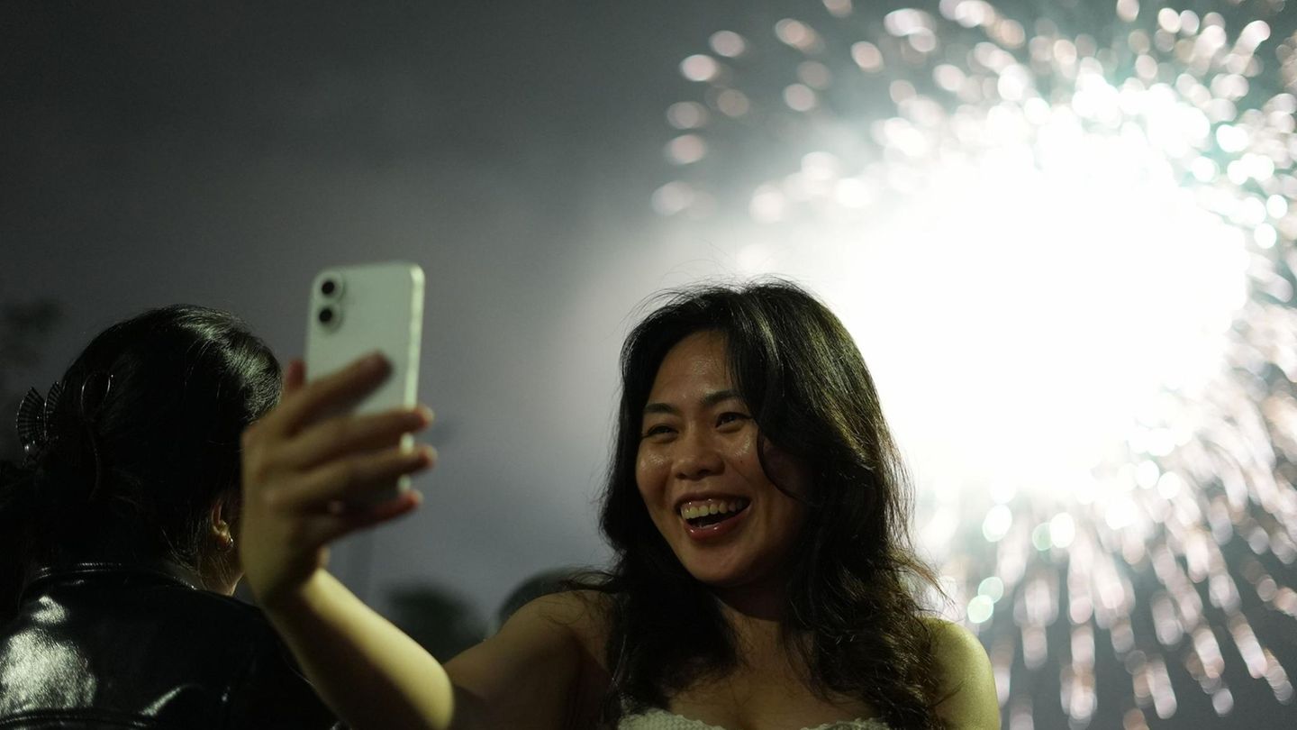 Was mittlerweile wohl überall dazugehört: Feuerwerk und fröhliche Menschen, die vor den bunten Lichtern Selfies knipsen. 
