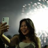 Was mittlerweile wohl überall dazugehört: Feuerwerk und fröhliche Menschen, die vor den bunten Lichtern Selfies knipsen. 