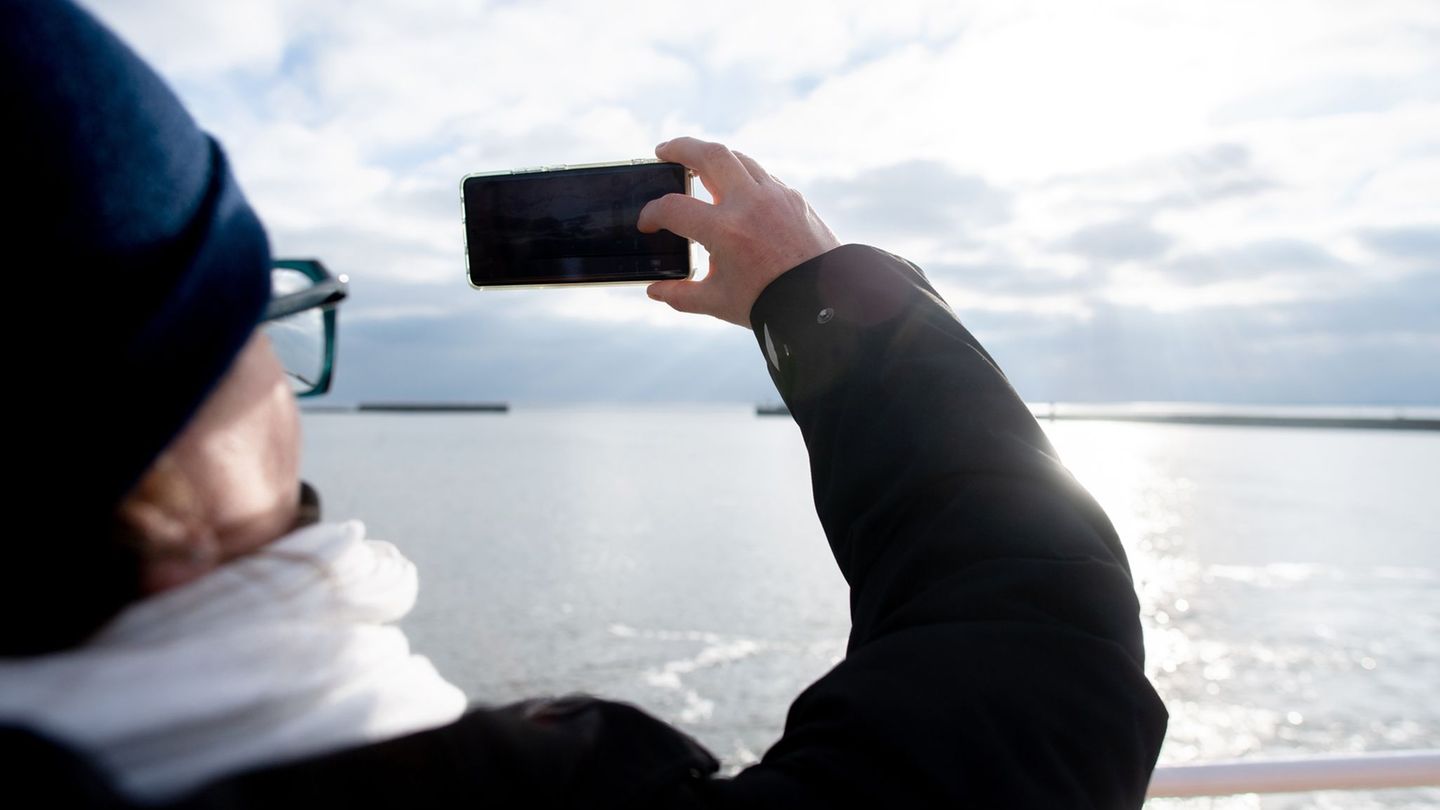 Soziale Netzwerke bieten Inspiration für neue Urlaubsziele. Foto: Hauke-Christian Dittrich/dpa
