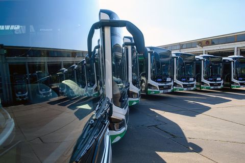 Noch stehen die Busse nur kurz im Depot: Bald könnten sie bei einem Warnstreik aber auch wieder länger stehen. (Archivbild) Foto