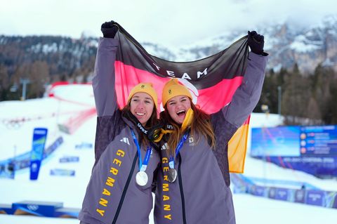 Emma Aicher und Teamkollegin Kira Weidle-Winkelmann nach ihrem Silbersieg