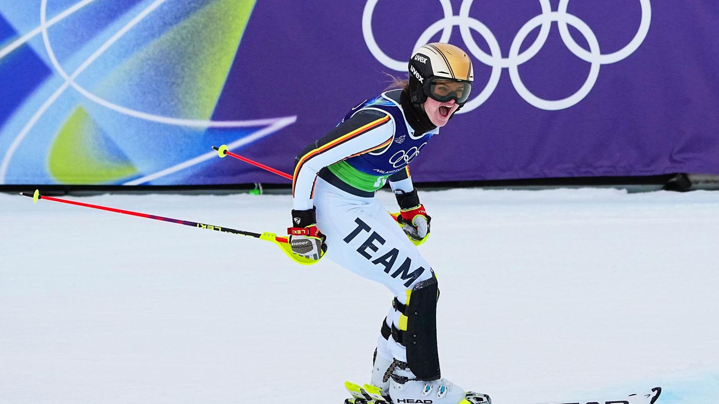 Emma Aicher im Zielbereich nach einer erfolgreichen Slalomabfahrt in der Teamkombination