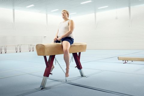 Ein Mann sitzt auf einem Barren und schaut in die Luft (Symbolbild zu Vorsätzen)