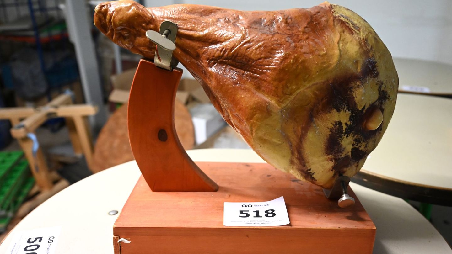 Nach Insolvenz: Gurken und Knochensäge - Auktion bei Feinkostlegende Rogacki