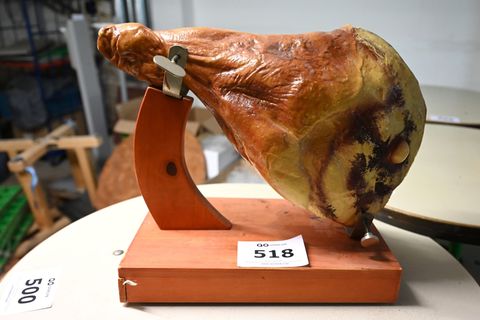 Auch ausgefallene Überbleibsel stehen zur Auktion. Foto: Elisa Schu/dpa