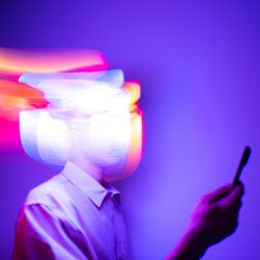 Ein Mann nutzt ChatGPT auf dem Smartphone