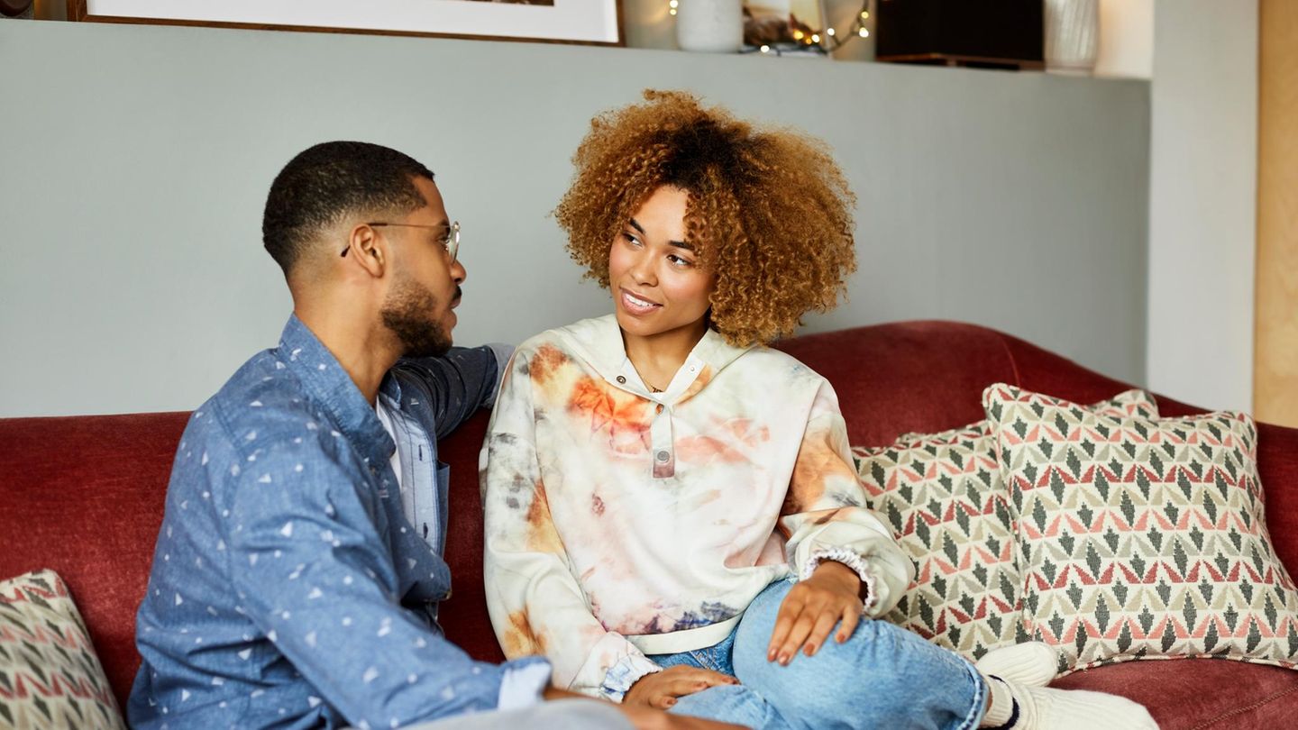 Paar sitzt auf Sofa