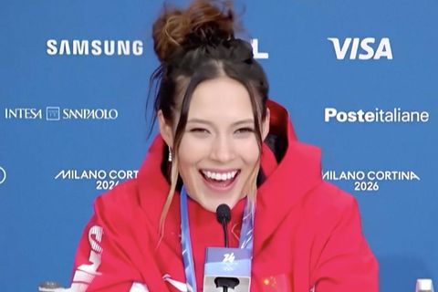 Eileen Gu bricht in höhnisches Lachen aus