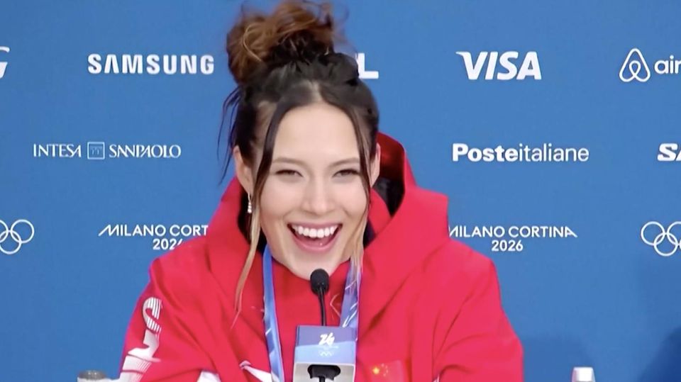 Eileen Gu bricht in höhnisches Lachen aus