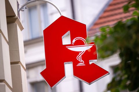 Der hilfesuchende Blick der Frau ließ die Mitarbeiterin der Apotheke zum Hörer greifen. (Symbolbild) Foto: Monika Skolimowska/dp