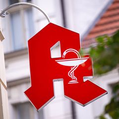 Der hilfesuchende Blick der Frau ließ die Mitarbeiterin der Apotheke zum Hörer greifen. (Symbolbild) Foto: Monika Skolimowska/dp