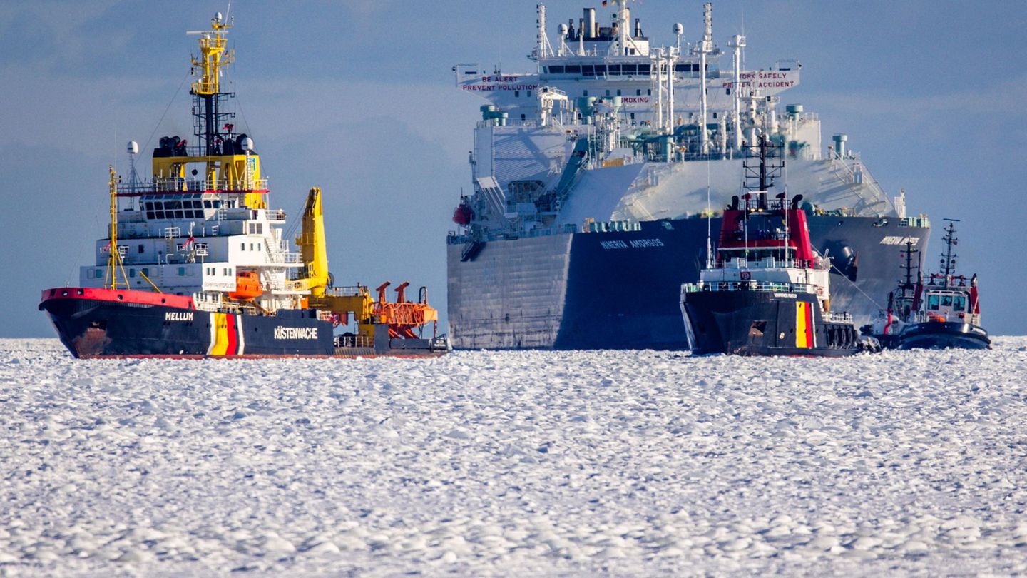 Mit einer Woche Verspätung konnte der LNG-Tanker "Minerva Amorgos" in den Hafen Mukran einlaufen. Foto: Jens Büttner/dpa