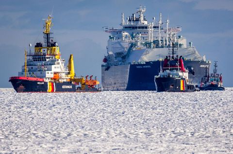 Mit einer Woche Verspätung konnte der LNG-Tanker "Minerva Amorgos" in den Hafen Mukran einlaufen. Foto: Jens Büttner/dpa