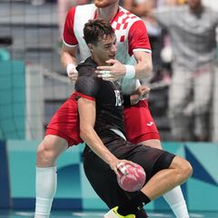 Nikola Grahovac (hinten) verlässt die HSG Wetzlar mit sofortiger Wirkung. (Archivbild) Foto: Marcus Brandt/dpa