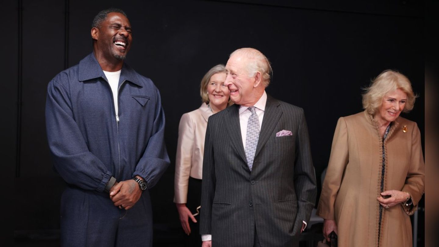 König Charles III. mit Schauspielstar Idris Elba.