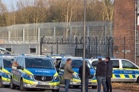 Einsatzkräfte der Polizei stehen an der LVR-Klinik in Bedburg-Hau