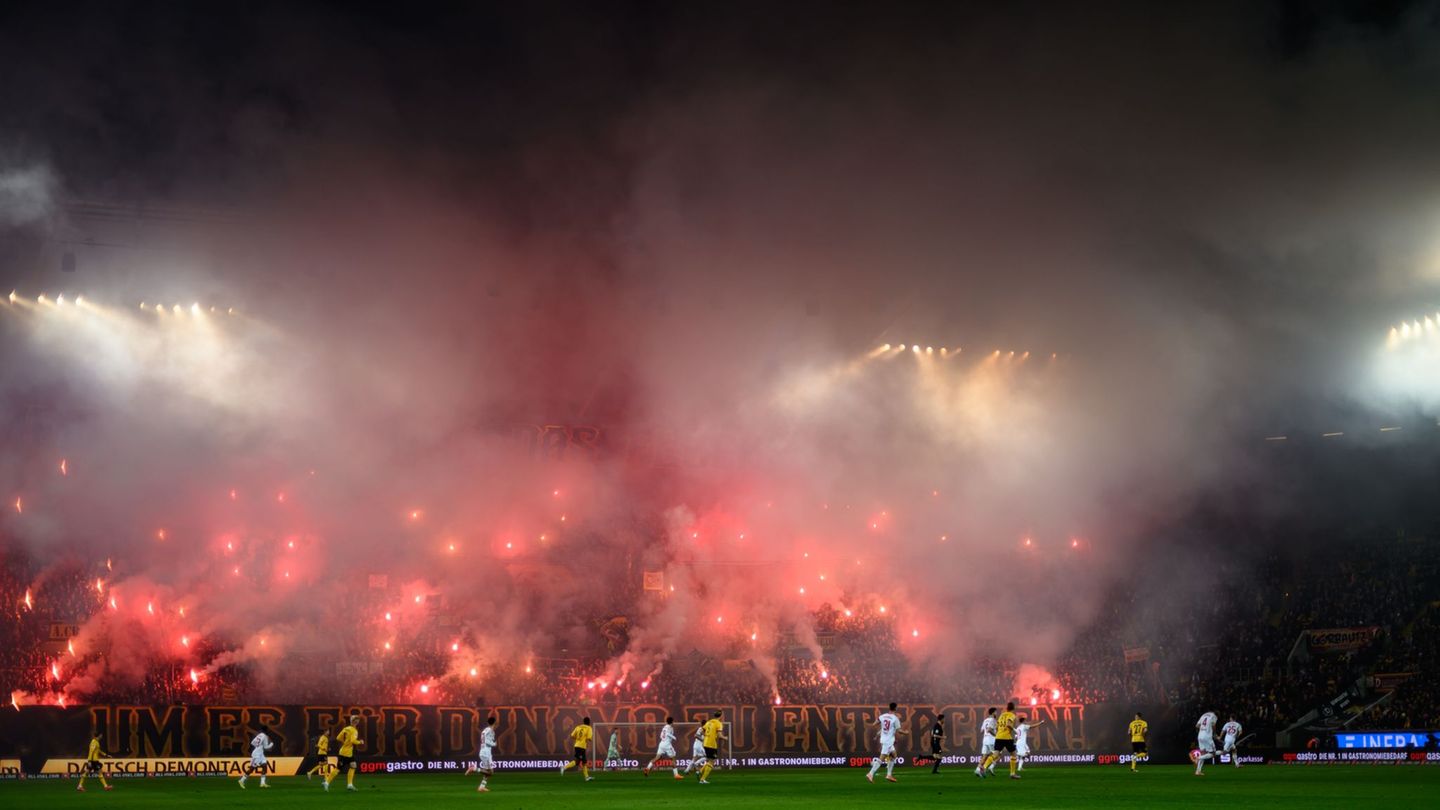 Im Dresdner K-Block wurde gezündet - Dynamo muss zahlen. (Archivbild) Foto: Robert Michael/dpa