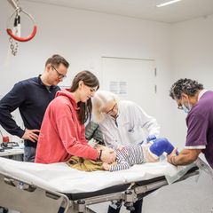 Kinderorthopädin Bettina Westhoff beim Gips-Aufsägen