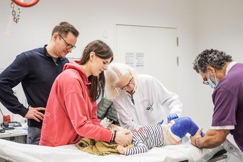 Kinderorthopädin Bettina Westhoff beim Gips-Aufsägen