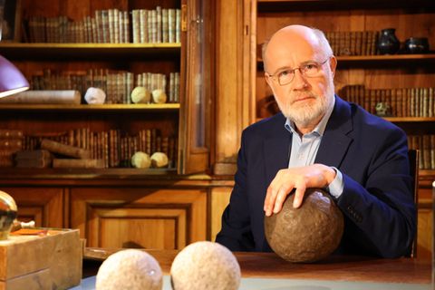 Harald Lesch will herausfinden, warum sich in so vielen Weltgegenden und bei so unterschiedlichen Völkern Kugel-Skulpturen entdecken lassen.