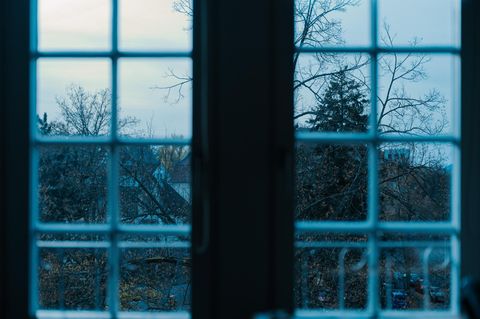 Symbolbild Depressionen: Blick aus dem Fenster auf graue Straßen und Himmel