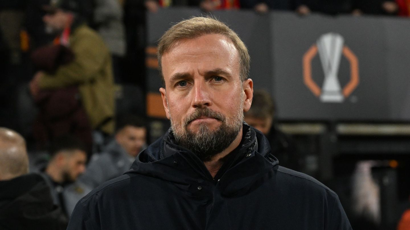 VfB-Trainer Sebastian Hoeneß möchte mit seinem Team auswärts in Glasgow die Grundlage für den erhofften Achtelfinaleinzug legen.