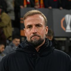 VfB-Trainer Sebastian Hoeneß möchte mit seinem Team auswärts in Glasgow die Grundlage für den erhofften Achtelfinaleinzug legen.