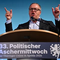 Thüringens Ministerpräsident Mario Voigt (CDU) geht die AfD hart an. Foto: Martin Schutt/dpa