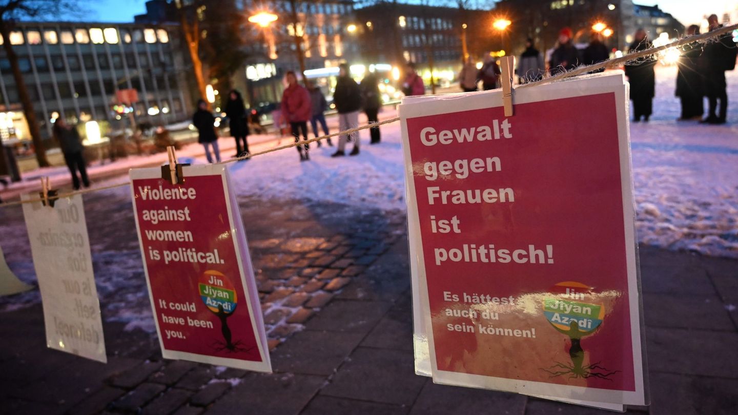 Kundgebung: Zahlreiche Menschen gedenken 18 Jahre altem U-Bahn-Opfer