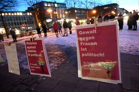 Die Menschen erinnerten an die junge Frau, die am 29. Januar gewaltsam ums Leben kam. Foto: Daniel Bockwoldt/dpa