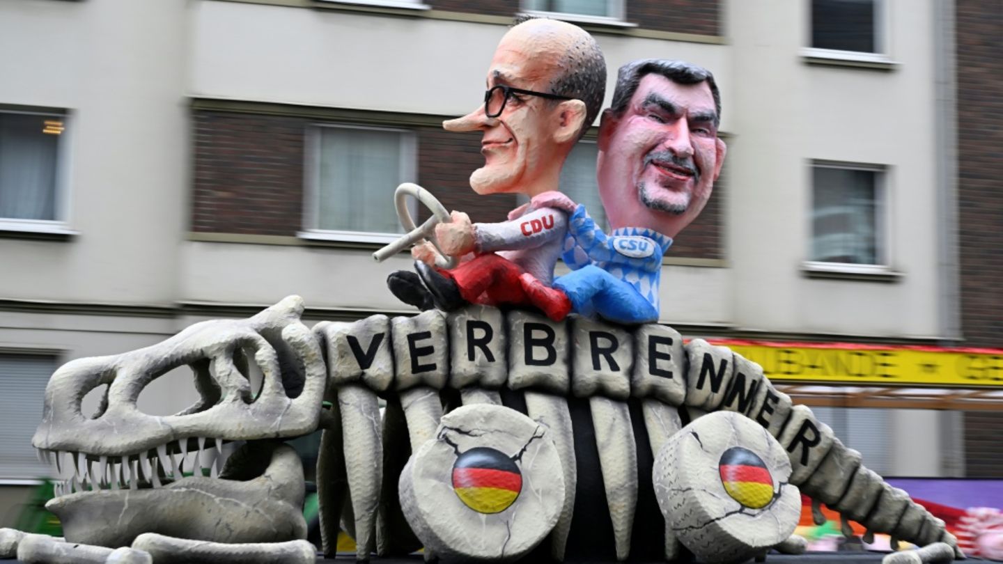 Karnevalswagen mit Merz und Söder in Düsseldorf