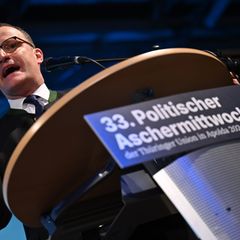 Jens Spahn (CDU) wirft der AfD Scheinbeschäftigung vor. Foto: Martin Schutt/dpa
