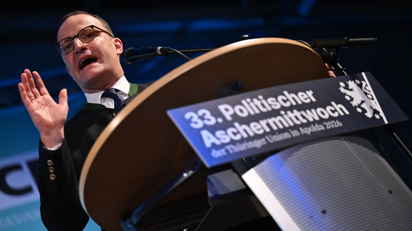 Jens Spahn (CDU) wirft der AfD Scheinbeschäftigung vor. Foto: Martin Schutt/dpa