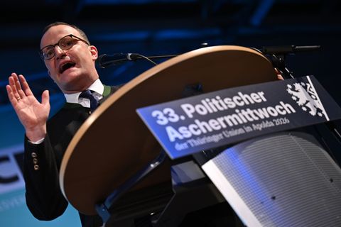Jens Spahn (CDU) wirft der AfD Scheinbeschäftigung vor. Foto: Martin Schutt/dpa