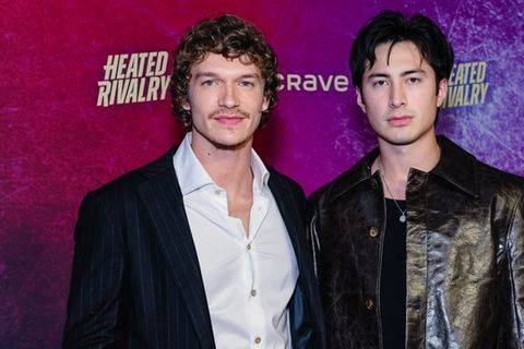 Connor Storrie (links) und Hudson Williams wurden durch "Heated Rivalry" über Nacht zu Stars.