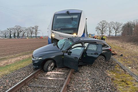 Die Bahnstrecke wurde gesperrt. Foto: Freiwillige Feuerwehr Alpen/dpa