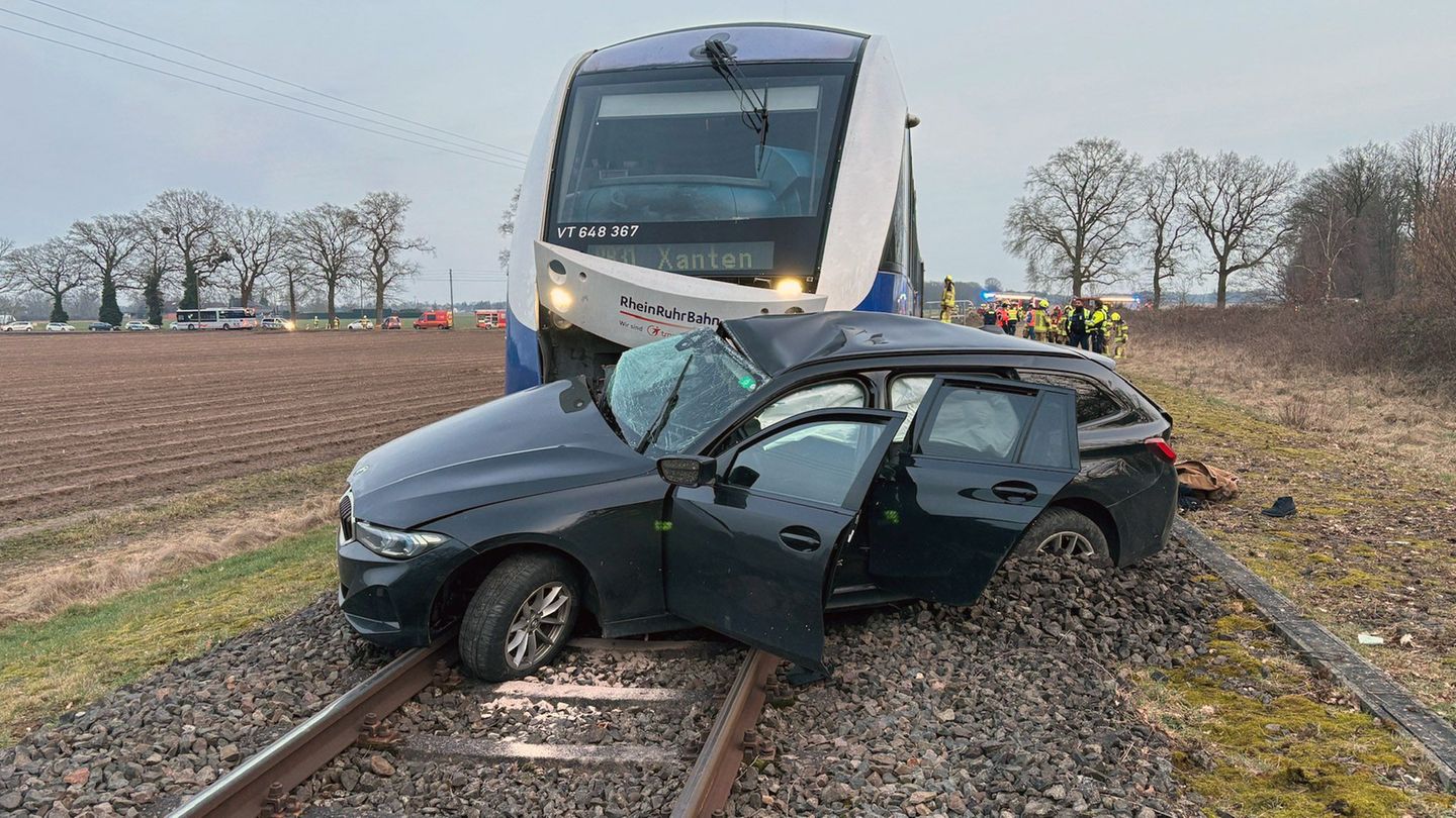 Die Bahnstrecke wurde gesperrt. Foto: Freiwillige Feuerwehr Alpen/dpa