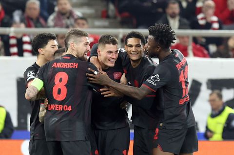 Leverkusen jubelt über das Tor von Patrik Schick bei Olympiakos Piräus. Foto: Yorgos Karahalis/dpa