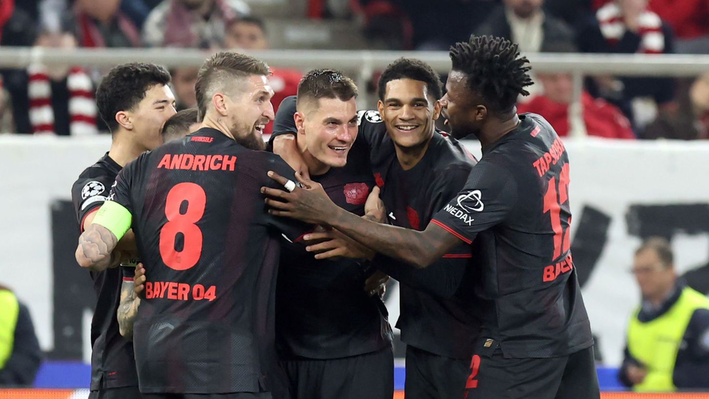 Leverkusen jubelt über das Tor von Patrik Schick bei Olympiakos Piräus. Foto: Yorgos Karahalis/dpa